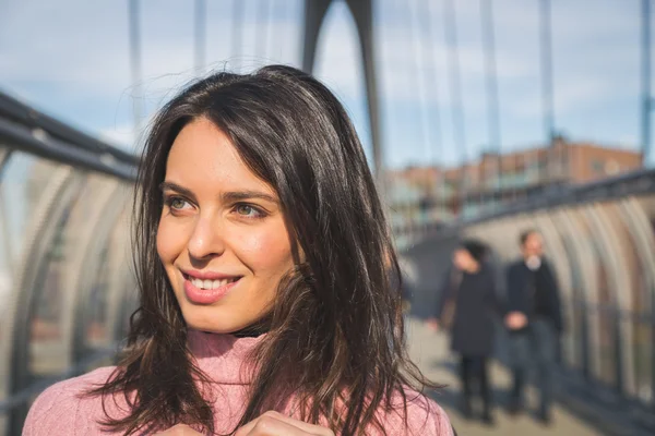 Krásná mladá brunetka pózuje na mostě — Stock fotografie