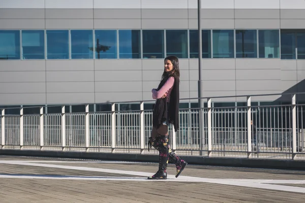 Belle jeune brune posant dans les rues de la ville — Photo