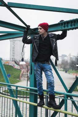 Bir köprü üzerinde duran punk adam