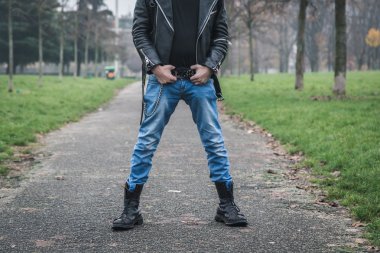 Serseri herif bir şehir parkında poz