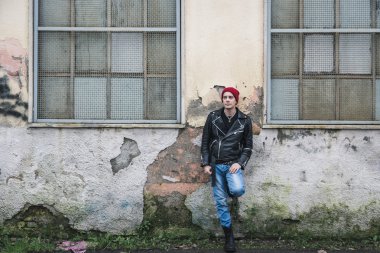 Serseri herif şehir sokaklarını poz