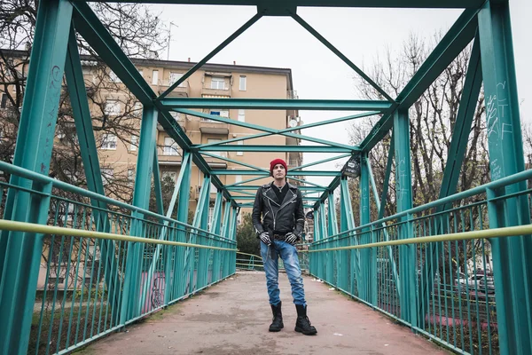 Punk chico posando en las calles de la ciudad — Foto de Stock