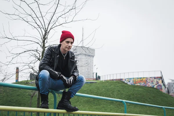 Punk cara posando em um parque da cidade — Fotografia de Stock