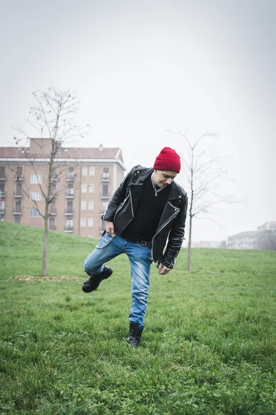 Punk chlap pózuje v městském parku — Stock fotografie