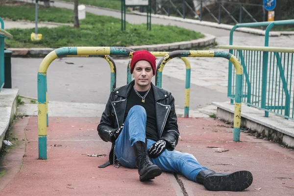 Punk chico posando en un parque de la ciudad — Foto de Stock