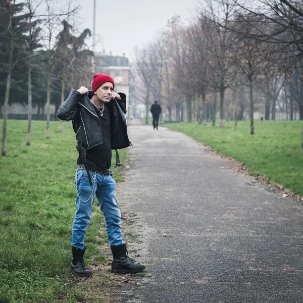 Punk kille poserar i en park — Stockfoto