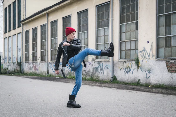 Punk guy posant dans les rues de la ville — Photo