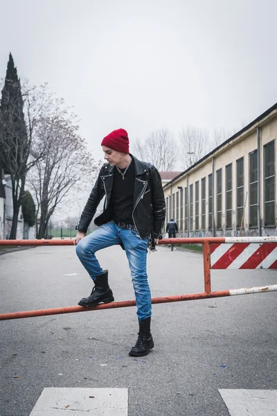 Punk cara posando nas ruas da cidade — Fotografia de Stock