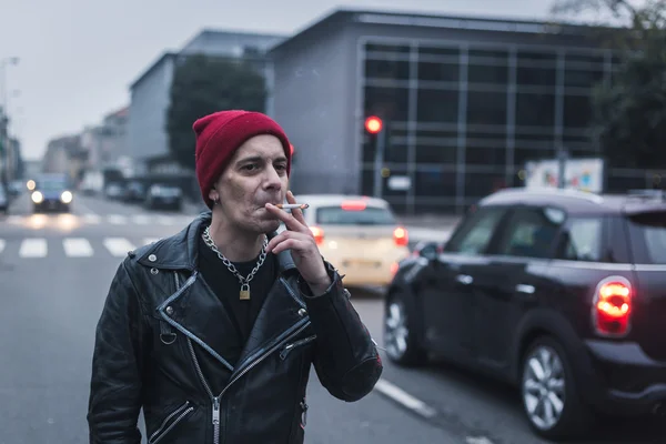 Punk chico posando en las calles de la ciudad — Foto de Stock