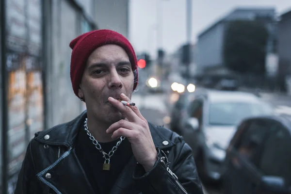 Punk kille poserar i stadens gator — Stockfoto