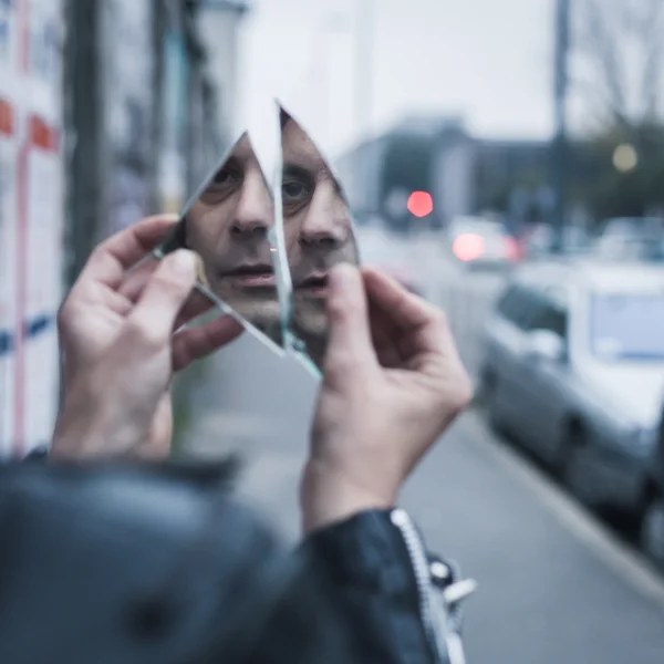 Punk guy se regarder dans un miroir brisé — Photo
