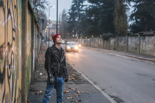 Punk cara posando nas ruas da cidade — Fotografia de Stock