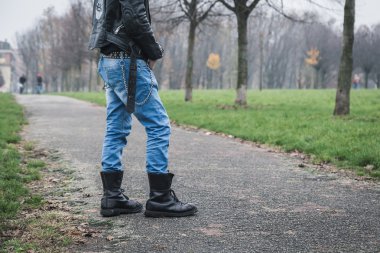 Serseri herif bir şehir parkında poz