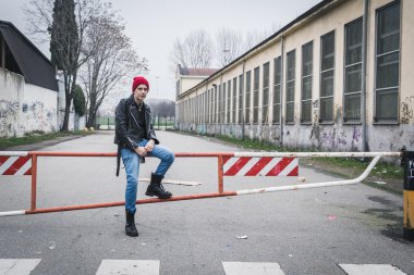 Serseri herif şehir sokaklarını poz