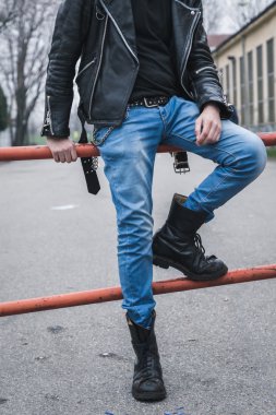 Serseri herif şehir sokaklarını poz