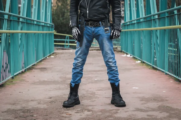 Punk guy posant dans les rues de la ville — Photo