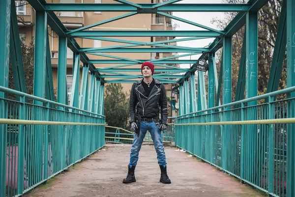 Punk posiert auf den Straßen der Stadt — Stockfoto