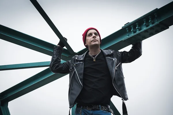 Punkové člověk stojí na mostě — Stock fotografie