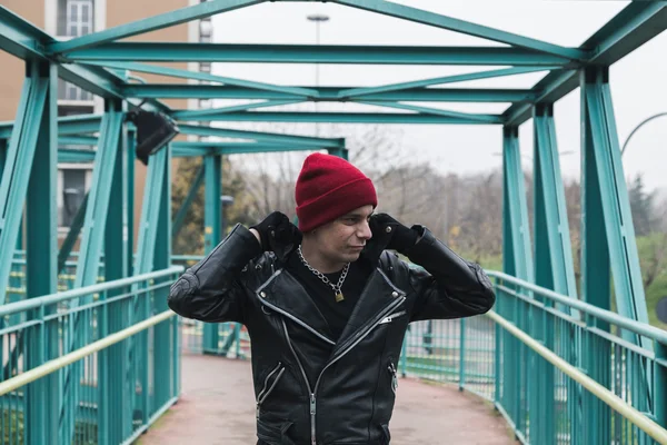 Punk chico posando en las calles de la ciudad — Foto de Stock