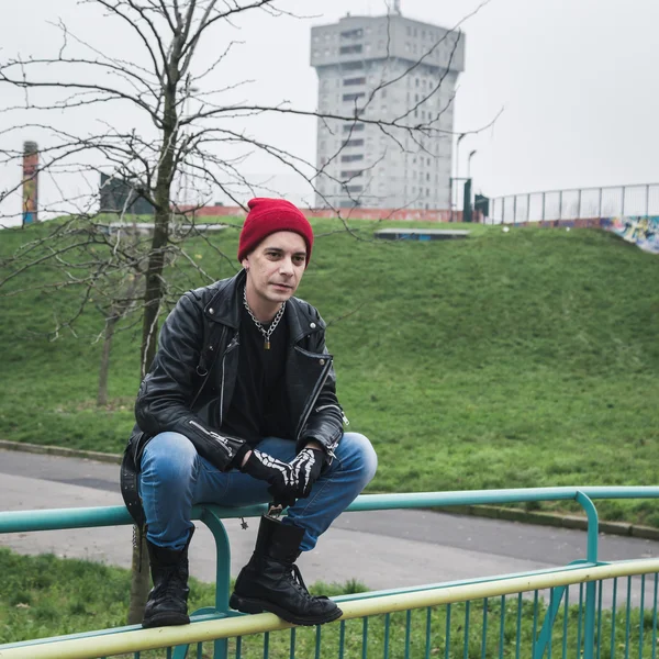 Punk chico posando en un parque de la ciudad — Foto de Stock