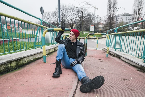 Punk chico posando en un parque de la ciudad — Foto de Stock