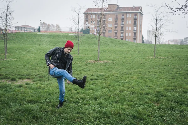 Punk facet pozowanie w miejskim parku — Zdjęcie stockowe