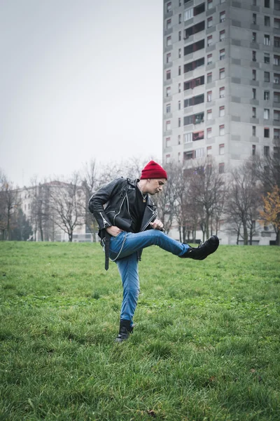Punk guy posant dans un parc de la ville — Photo