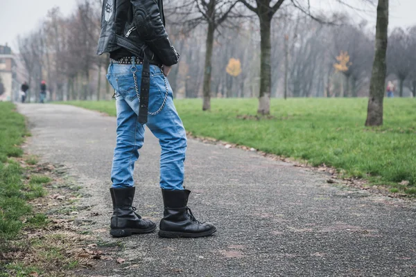 Punk chico posando en un parque de la ciudad —  Fotos de Stock