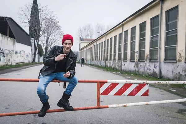 Punk cara posando nas ruas da cidade — Fotografia de Stock