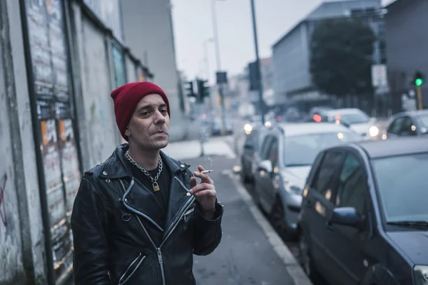 Punk kerel poseren in de straten van de stad — Stockfoto