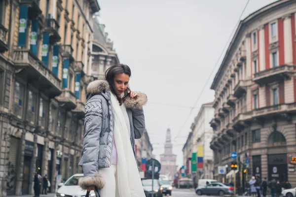 Linda jovem morena posando nas ruas da cidade — Fotografia de Stock