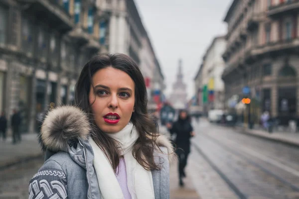 Hermosa joven morena posando en las calles de la ciudad — Foto de Stock