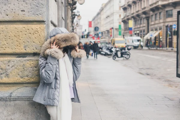 Hermosa joven morena posando en las calles de la ciudad — Foto de Stock