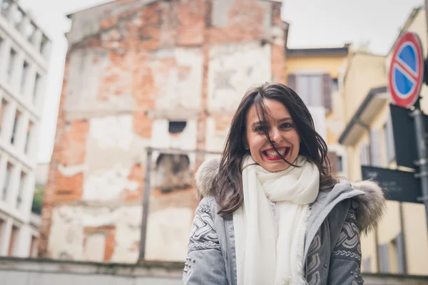 Bella giovane bruna in posa nelle strade della città — Foto Stock