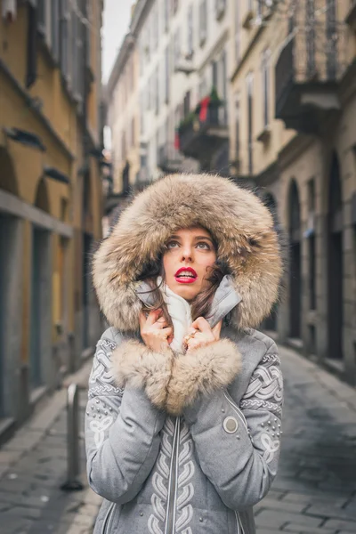 Hermosa joven morena posando en las calles de la ciudad — Foto de Stock