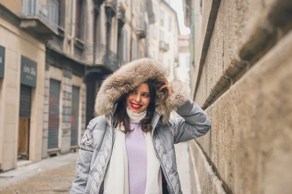 Linda jovem morena posando nas ruas da cidade — Fotografia de Stock