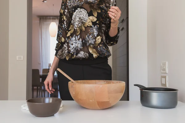 Beautiful young woman  cooking in the kitchen — Stock Photo, Image