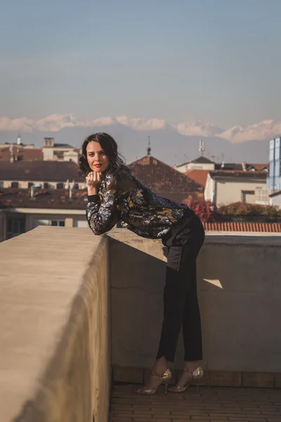 Portrett av en vakker ung brunette på balkong – stockfoto