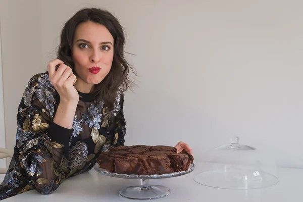 Belle jeune brune posant avec des brownies — Photo