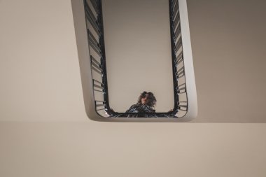 Merdivenlerde poz güzel genç esmer