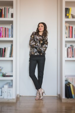 Oturma odasında poz güzel genç esmer