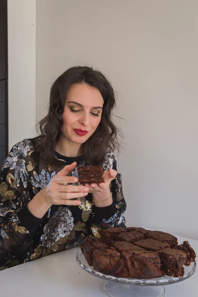 Krásná mladá brunetka pózuje s koláčky — Stock fotografie