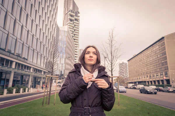 Jeune belle fille posant dans les rues de la ville — Photo