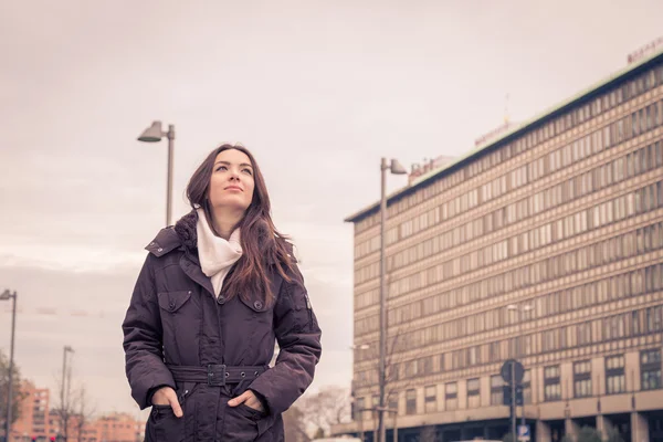 Young beautiful girl posing in the city streets — Stock Photo, Image