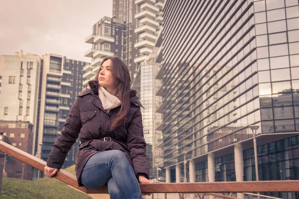 Young beautiful girl posing in the city streets — Stock Photo, Image