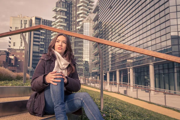 Jeune belle fille posant dans les rues de la ville — Photo