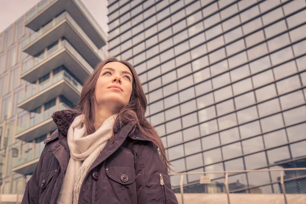 Jeune belle fille posant dans les rues de la ville — Photo