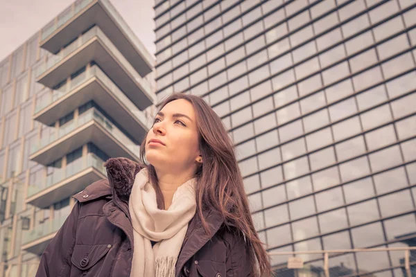 Young beautiful girl posing in the city streets — Stock Photo, Image