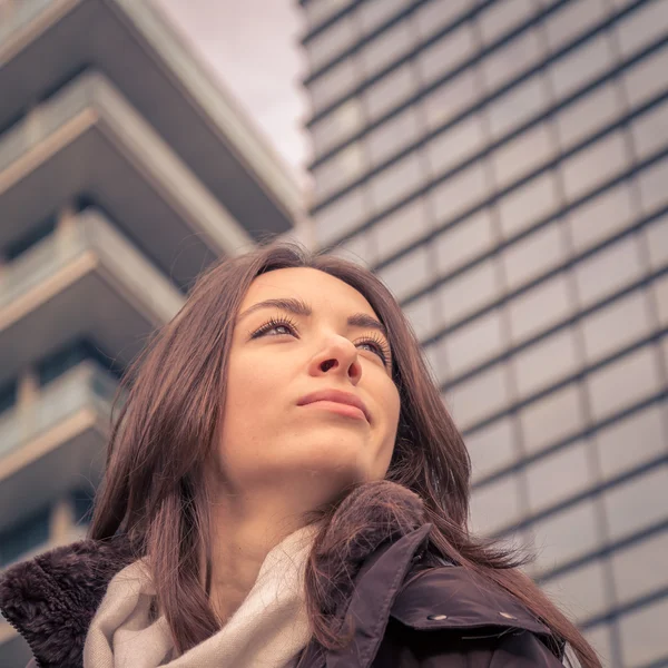 Young beautiful girl posing in the city streets — Stock Photo, Image