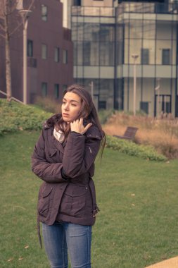 Genç güzel kız şehir sokaklarda poz